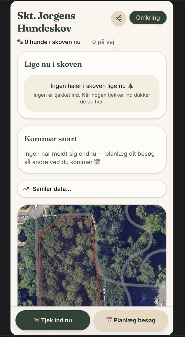 Skærmbillede af Hundeskoven check-in-app: forside med antal hunde i skoven, planlagte besøg og satellitkort over skoven